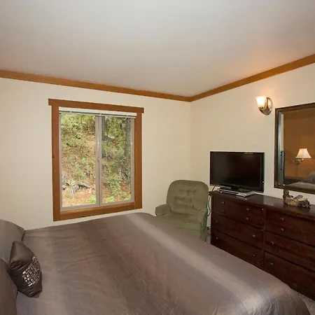 Palisades Tahoe Ski Condo - Remodeled 2 Bedroom Walking Distance To Lifts & Village